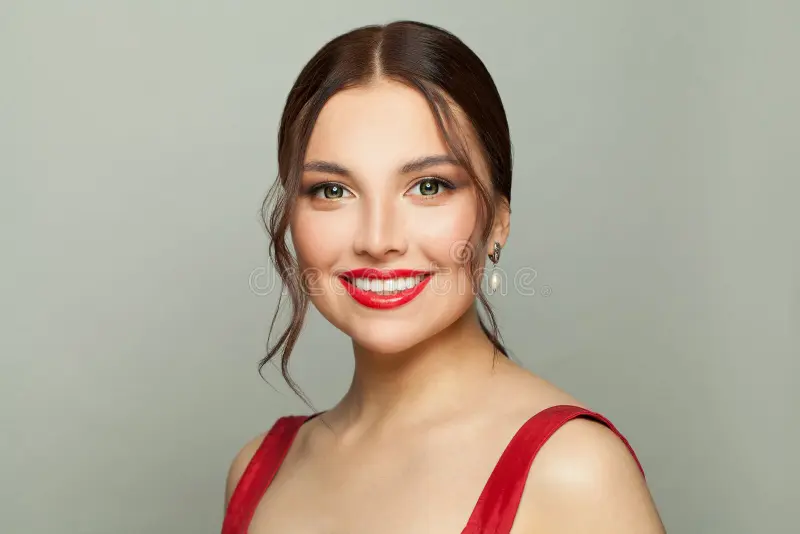 linda-modelo-mulher-sorrindo-belo-rosto-vestida-208435521